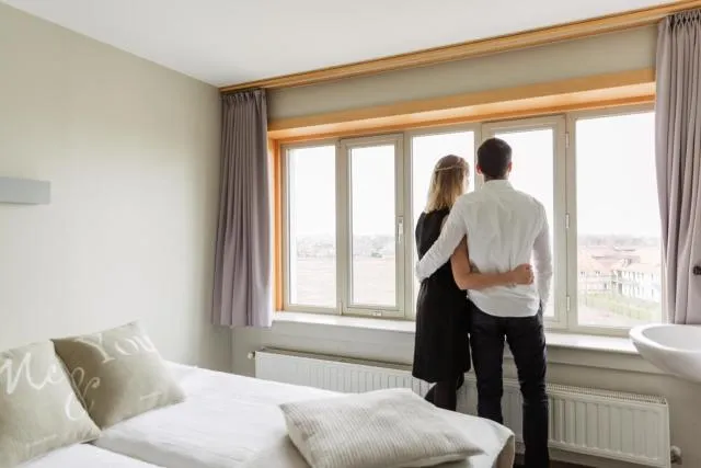  West Bay - picture  : People,Property 