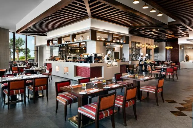  Fairmont Ajman - picture  : Toilet,Restaurant/places to eat,Buffet breakfast,Lunch,Dinner,Alcoholic drinks,Non alcoholic drinks,young children,older children,Family,Property 