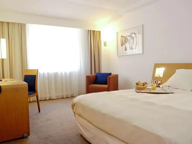  Novotel Andorra - picture  : Bed,Photo of the whole room,On site,Room 