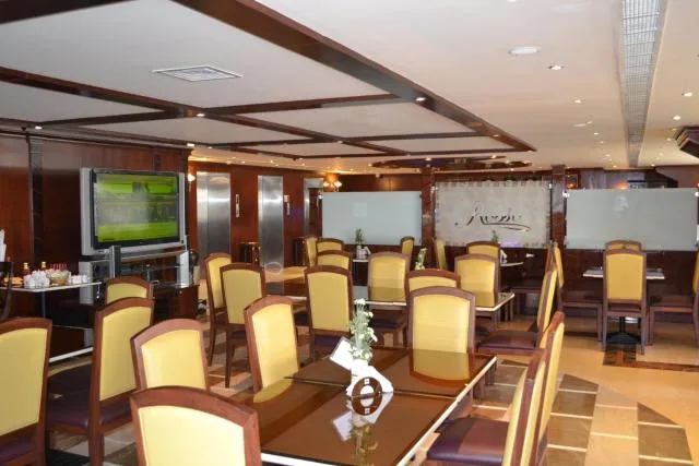  Abu Dhabi Plaza Hotel Apartments - picture  : Toilet,Restaurant/places to eat,Property 