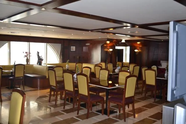  Abu Dhabi Plaza Hotel Apartments - picture  : Restaurant/places to eat,Property 