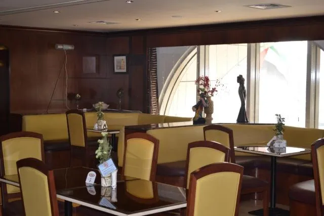  Abu Dhabi Plaza Hotel Apartments - picture  : Toilet,Restaurant/places to eat,Property 