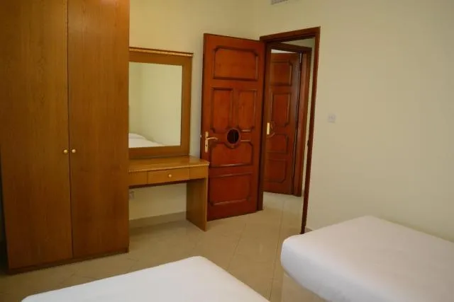  Abu Dhabi Plaza Hotel Apartments - picture  : TV/entertainment centre,Bed,Decorative detail 