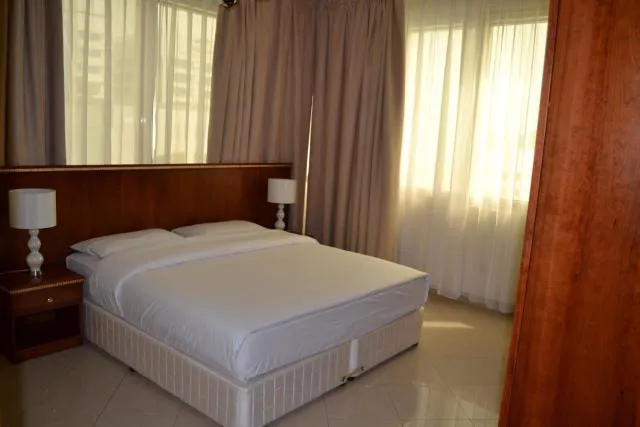  Abu Dhabi Plaza Hotel Apartments - picture  : Bed,Day,Photo of the whole room,Room 