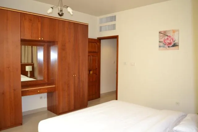  Abu Dhabi Plaza Hotel Apartments - picture  : Bed,Photo of the whole room,Room 