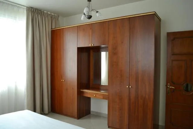  Abu Dhabi Plaza Hotel Apartments - picture  : TV/entertainment centre,Decorative detail 