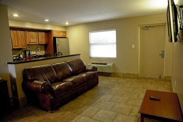 Lake Grassy Inn & Suites — photo 15