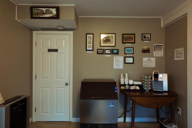 Bearskin Neck Motor Lodge — photo 23
