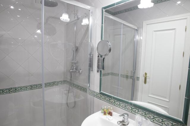 Basic Hotel Puerta de Sevilla — photo 23