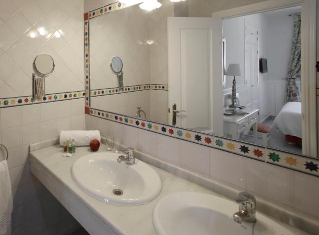 Basic Hotel Puerta de Sevilla — photo 13
