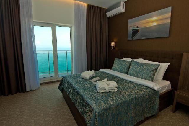 Double Room with Balcony and Sea View — Sky Inn Batumi