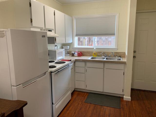Townhouse Inn & Suites — photo 4