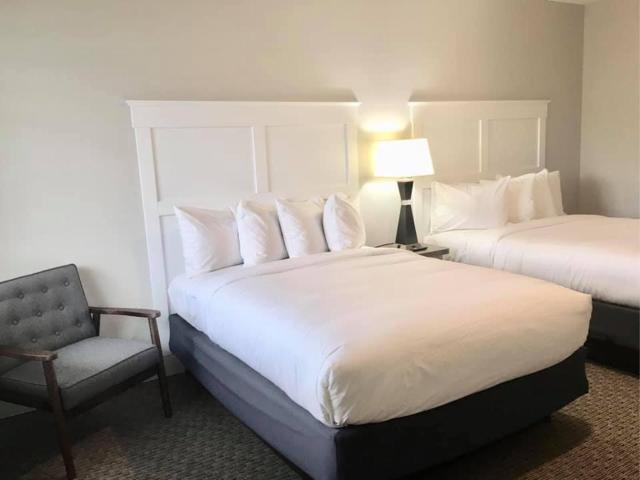 Empire Lakeshore Inn — photo 9