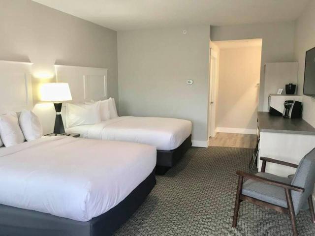 Empire Lakeshore Inn — photo 10