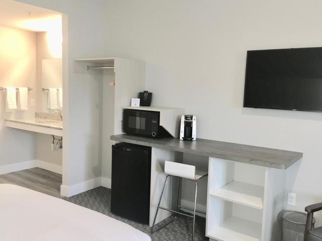 Empire Lakeshore Inn — photo 4