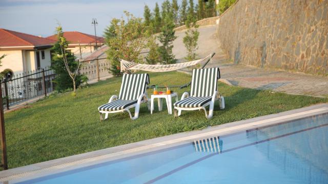 Orchid Hills - heated swimming pool — photo 19
