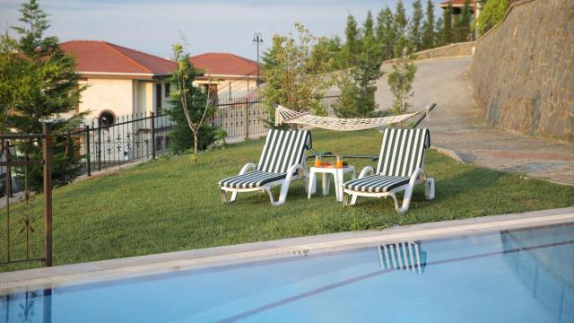 Orchid Hills - heated swimming pool — photo 7