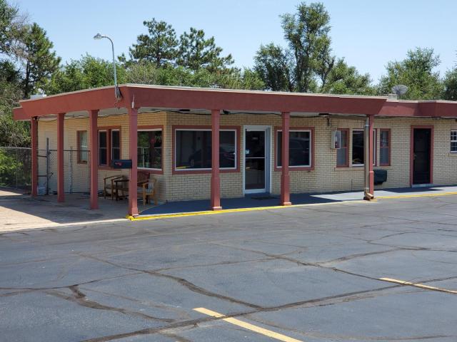Economy Inn Pratt — photo 22