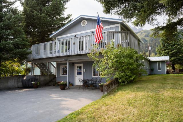 Bears Den Alaska Lodging — photo 1