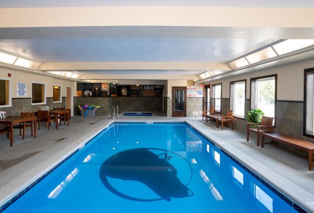 Gray Wolf Inn & Suites — photo 4