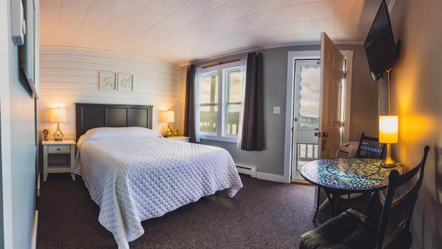 Bearskin Neck Motor Lodge — photo 15