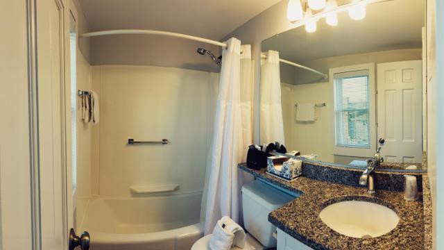 Bearskin Neck Motor Lodge — photo 3