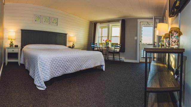 Bearskin Neck Motor Lodge — photo 6