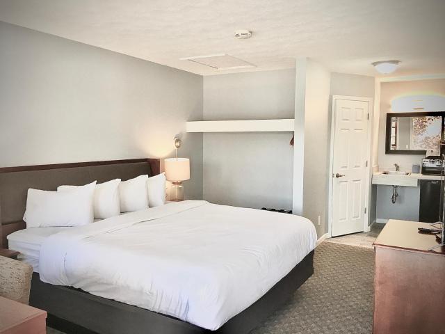 Empire Lakeshore Inn — photo 2