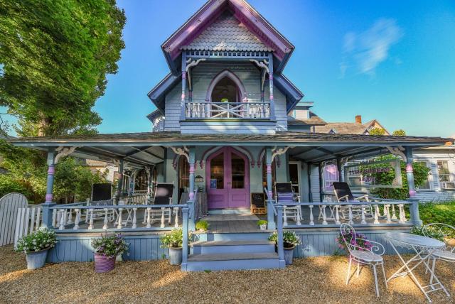 Narragansett House — photo 1
