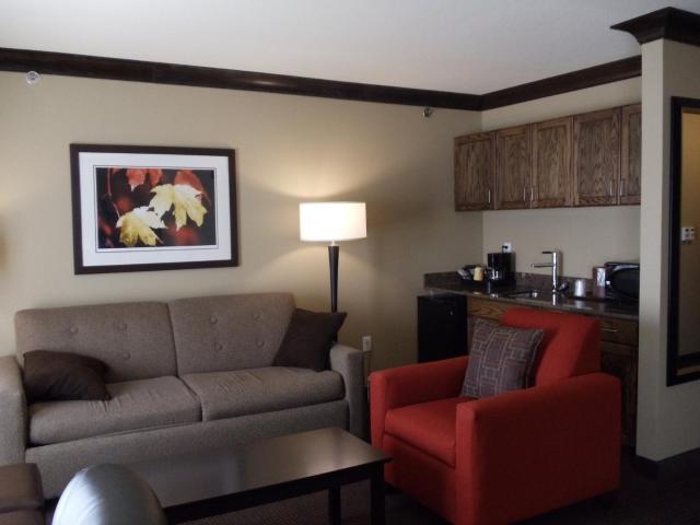 Parkwood Inn & Suites — photo 3