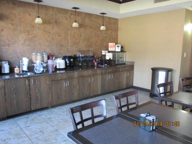 Parkwood Inn & Suites — photo 7