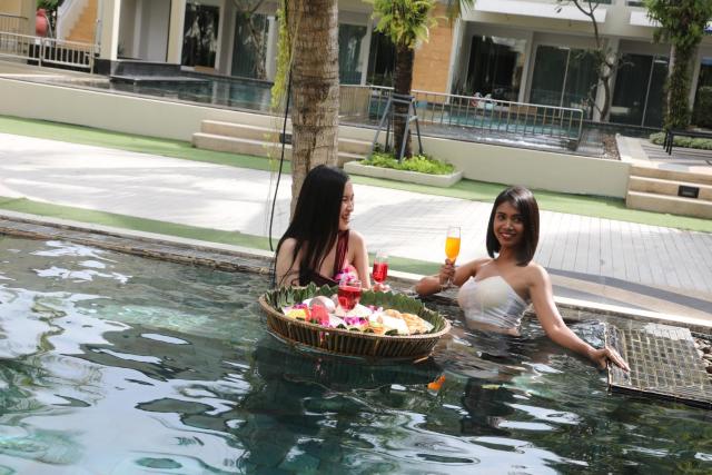 A2 Pool Resort, Phuket Town - scheduled shuttle to Phuket Old Town — photo 10