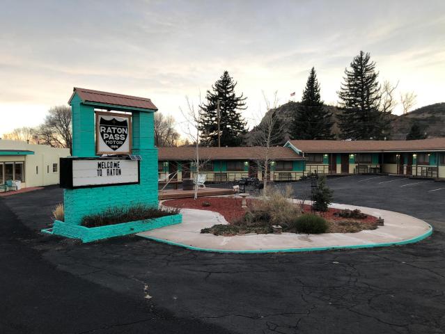 Raton Pass Motor Inn — photo 6