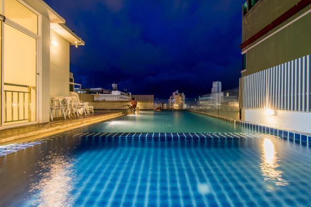 Hallo Patong Hotel - Rooftop Pool - Stunning Mountain Views & OTOP Market — photo 12