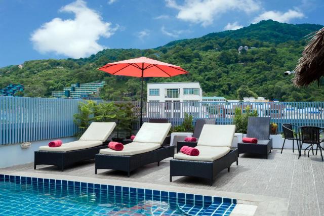 Hallo Patong Hotel - Rooftop Pool - Stunning Mountain Views & OTOP Market — photo 10