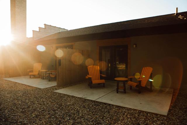 4411 Inn & Suites — photo 11