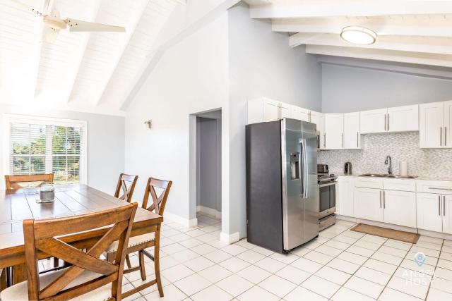 Bright and Roomie Bottle Creek Apartments — photo 4
