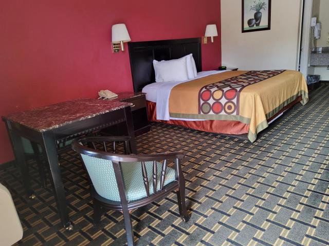Budget Inn — photo 11