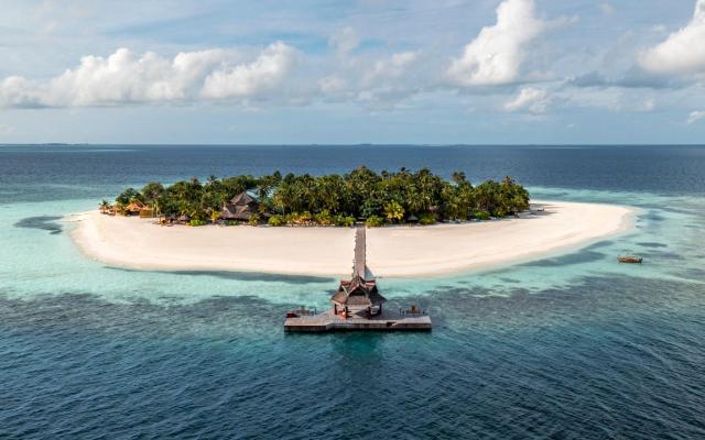Beachfront Sunset View Pool Villa — Banyan Tree Vabbinfaru