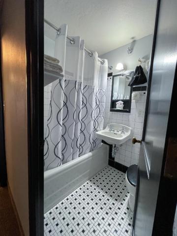 The Alonzo Ward Hotel — photo 8