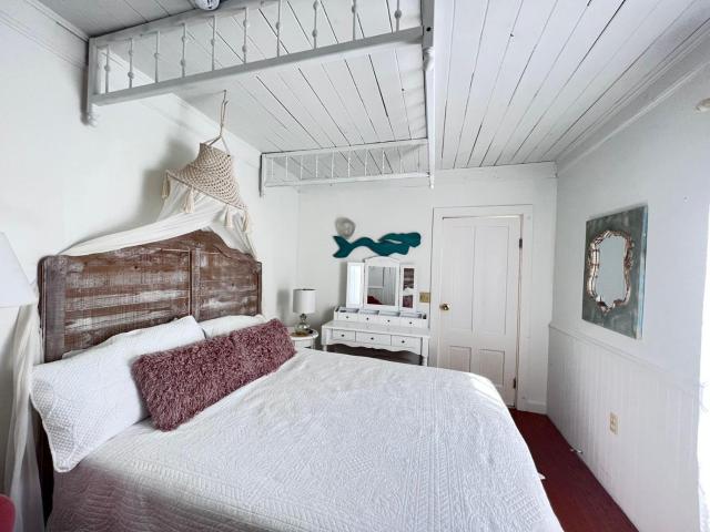 Narragansett House — photo 12