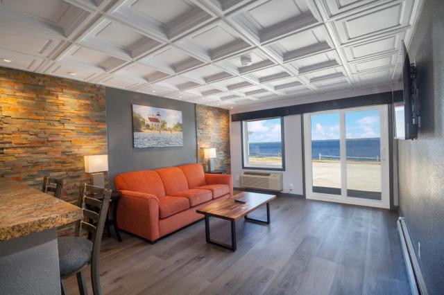 Terrace Bay Hotel - Lakefront — photo 22