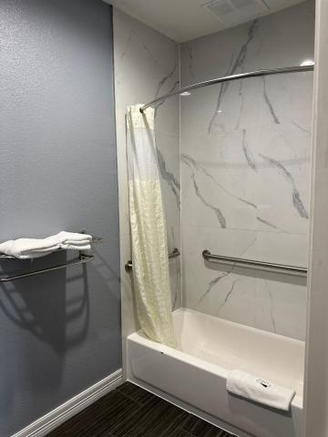 Atlantis Inn & Suites — photo 3