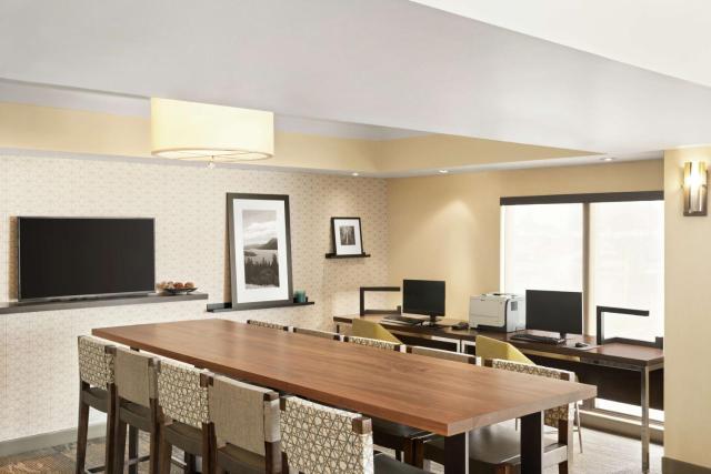 Hampton Inn Portland Airport — photo 10