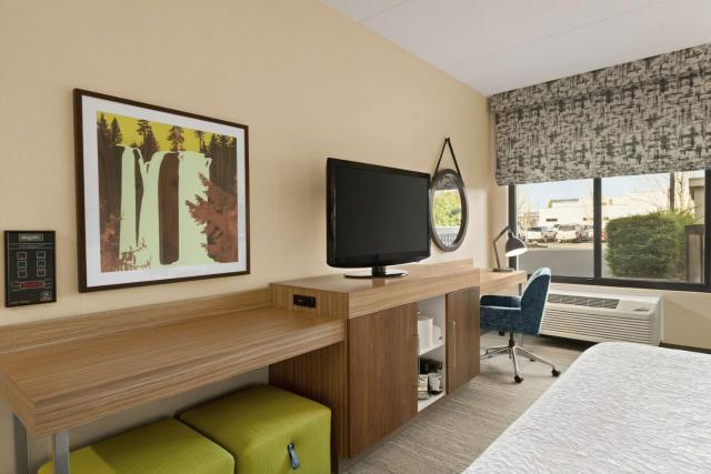 Hampton Inn Portland Airport — photo 18