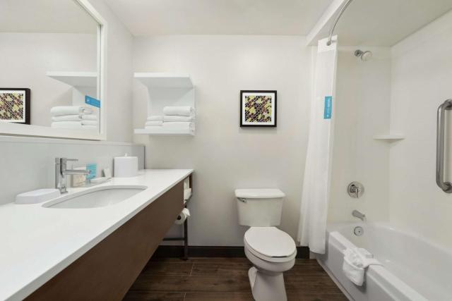 Hampton Inn Portland Airport — photo 20
