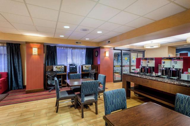 Hampton Inn Milwaukee Airport — photo 5