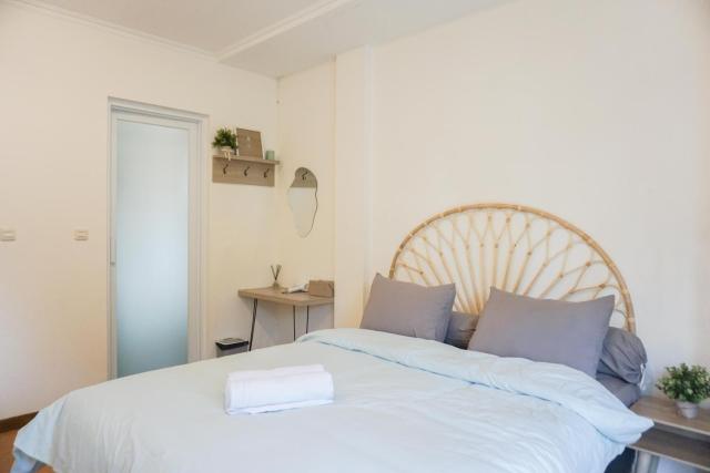 Over Easy Apartment — photo 12