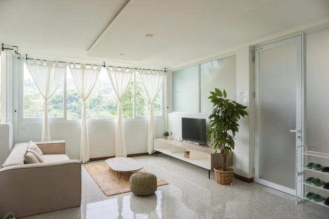 Over Easy Apartment — photo 13