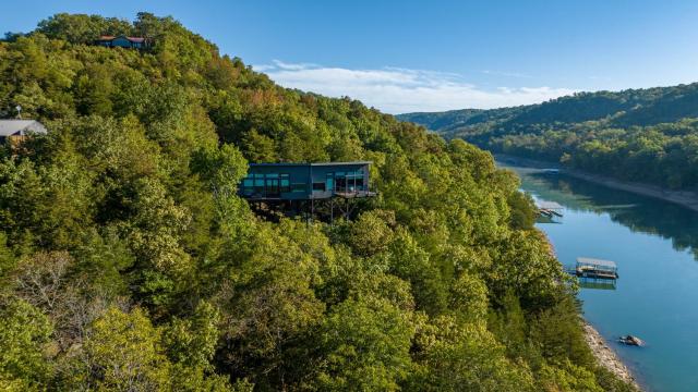 Beaver Lakefront Cabins - Couples Only Getaways — photo 17